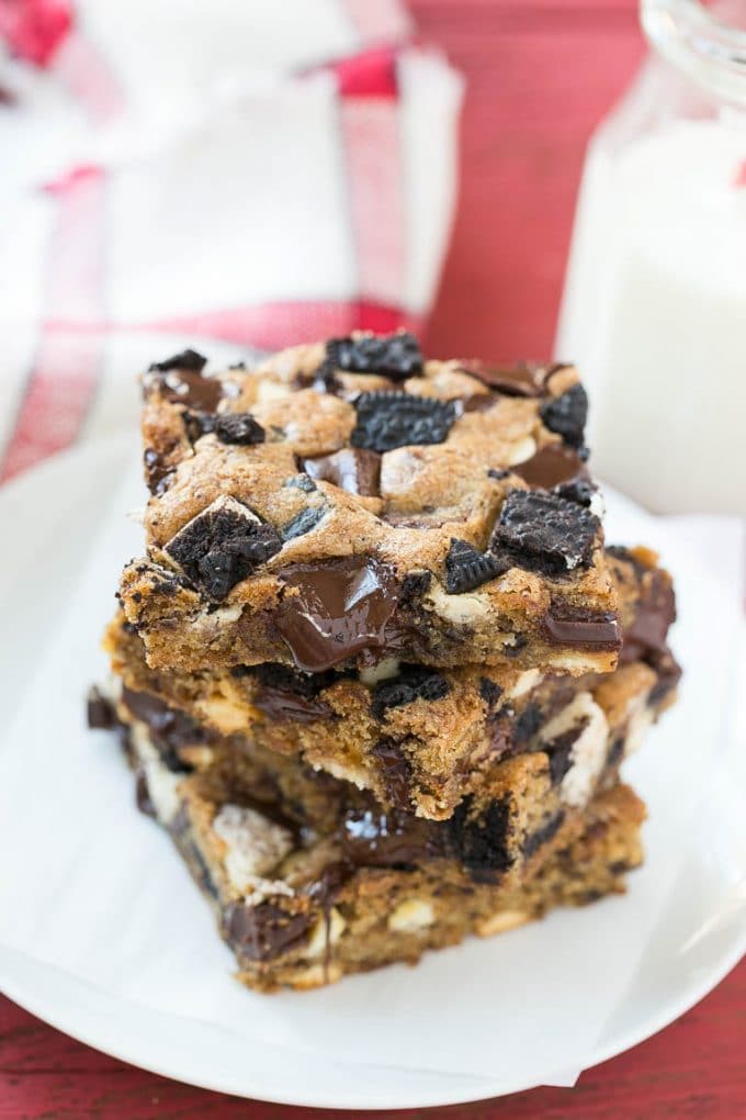 Cookies and Cream Bars Recipe | Oreo Bars | Blondie Recipe #chocolate #oreo #blondies #baking #cookies #sadud Oreo cookies and cream blondies on a serving plate.