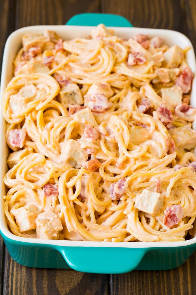 Chicken Spaghetti Recipe | Baked Spaghetti #pasta #spaghetti #chicken #cheese #casserole #dinner #sadud Cheesy spaghetti mixed with chicken and tomatoes in a baking dish.