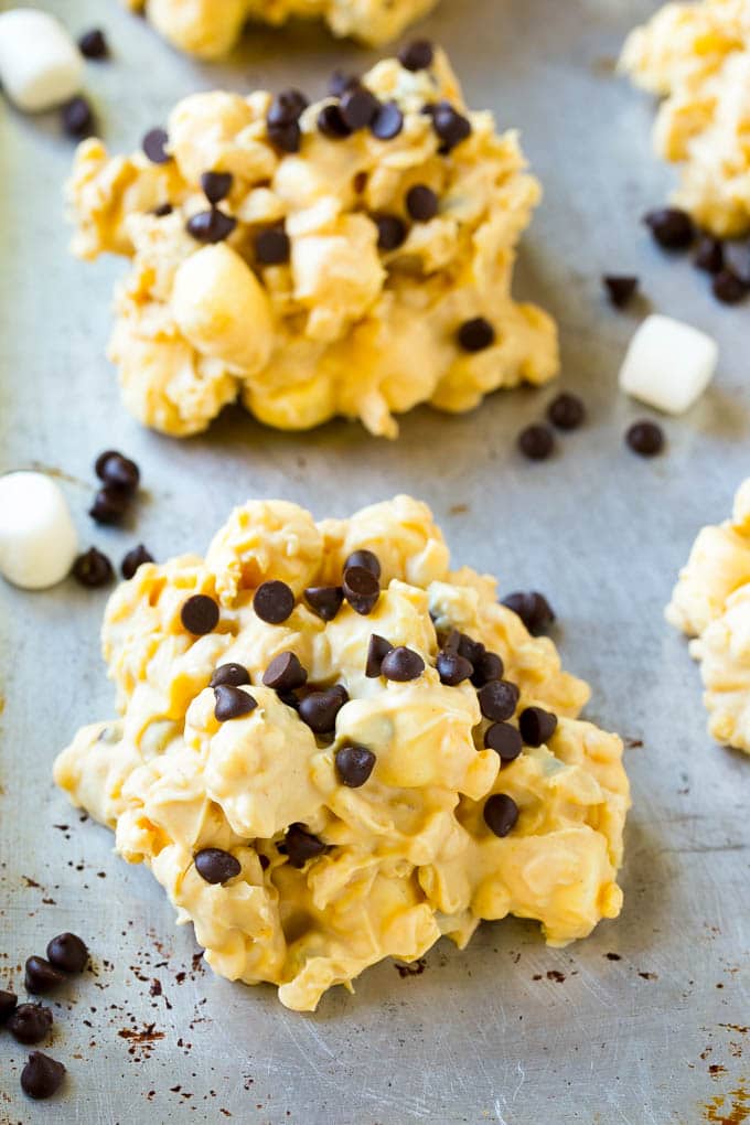 Avalanche Cookies Recipe | No Bake Cookie Recipe | Easy Cookie Recipe | Avalanche Bark #bark #avalanche #avalanchecookies #cookies #nobakecookies #nobake #dessert #sadud No bake avalanche cookies made with marshmallows, peanut butter and white chocolate.