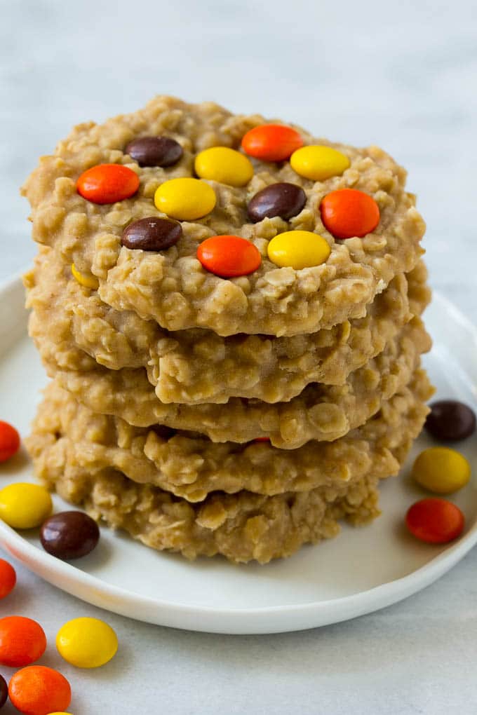 No Bake Peanut Butter Cookies Recipe | No Bake Cookies | Peanut Butter Cookies #peanutbutter #cookies #nobake #nobakecookies #peanutbuttercookies #dessert #sadud A plate with a stack of no bake peanut butter cookies.