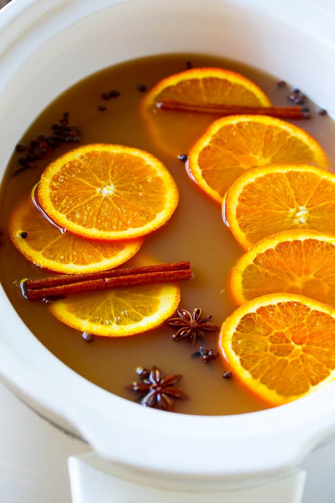 Slow Cooker Apple Cider | Mulled Apple Cider | Crockpot Apple Cider #cider #apple #applecider #drink #crockpot #slowcooker #sadud Crock pot spiced drink with orange slices and aromatic spices.
