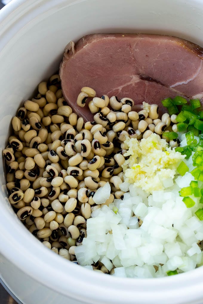 Slow Cooker Black Eyed Peas Recipe | Crock Pot Black Eyed Peas | Southern Black Eyed Peas | Black Eyed Peas with Ham | Black Eyed Peas with Sausage #blackeyedpeas #slowcooker #crockpot #sausage #newyears #dinner #sadud Ingredients for slow cooker black eyed peas with ham.