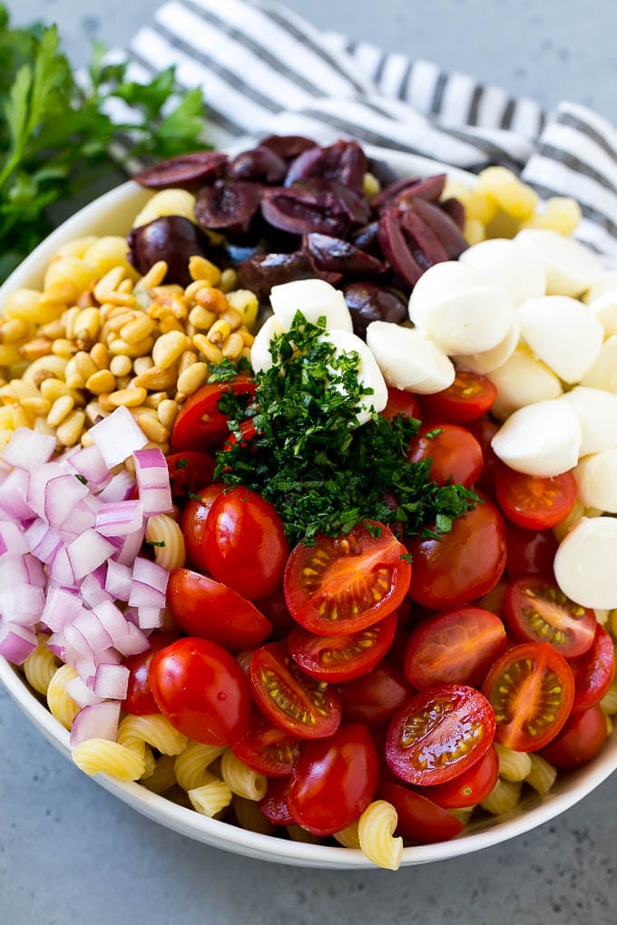 Pesto Pasta Salad | Italian Pasta Salad | Easy Pasta Salad #pasta #salad #pesto #olives #tomatoes #sadud Pasta with cherry tomatoes, mozzarella balls, kalamata olives, parsley and red onion.