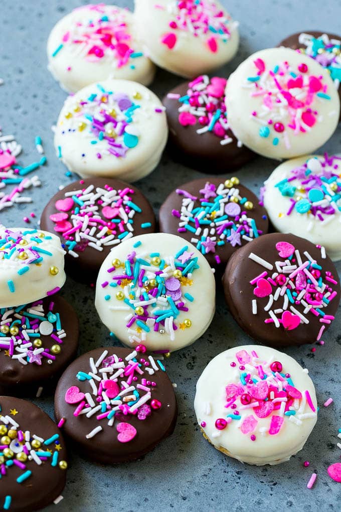 Chocolate Covered Oreos Recipe | Oreo Cookies | Chocolate Dipped Oreos #oreo #cookies #chocolate #sprinkles #dessert #sadud Chocolate covered Oreos decorated with pink and purple sprinkles.