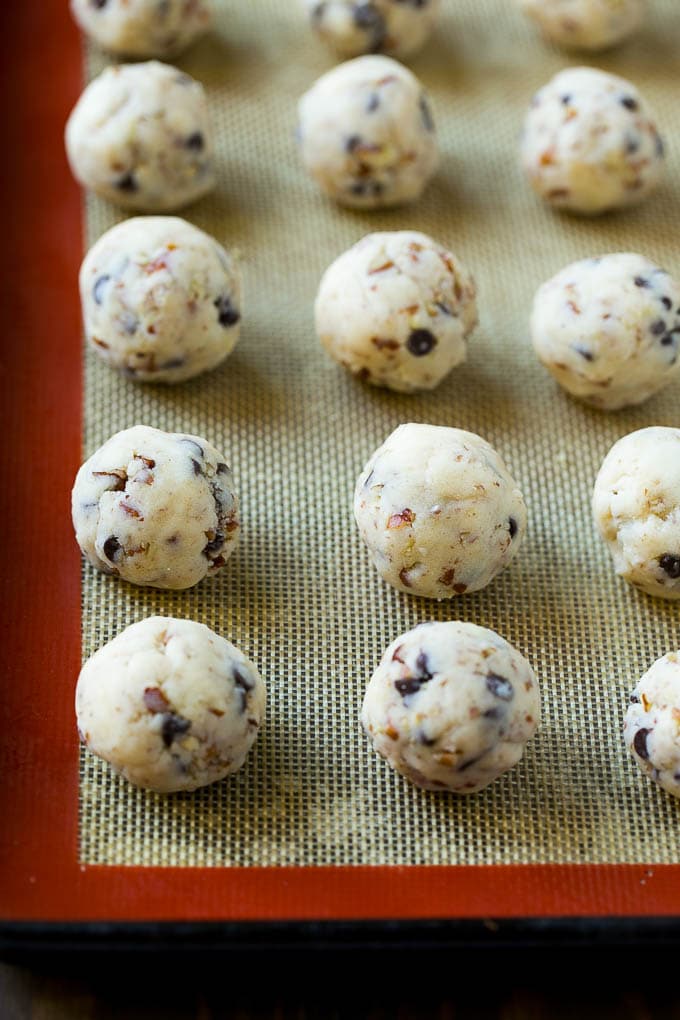 Snowball Cookies Recipe | Mexican Wedding Cookies | Russian Tea Cakes #cookies #pecan #chocolate #baking #dessert #christmas #sadud Balls of dough ready to be baked.