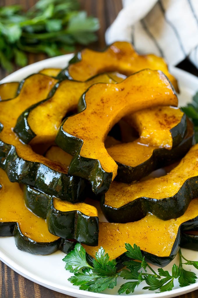 Roasted Acorn Squash | Acorn Squash Recipe #squash #winter #sidedish #dinner #sadud A serving plate of roasted acorn squash.