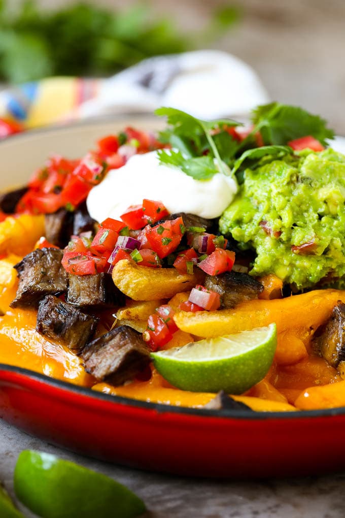 Carne Asada Fries Recipe | Steak Fries #fries #frenchfries #steak #salsa #avocado #cheese #dinner #appetizer #sadud Carne asada fries in a skillet topped with sour cream, pico de gallo and steak.