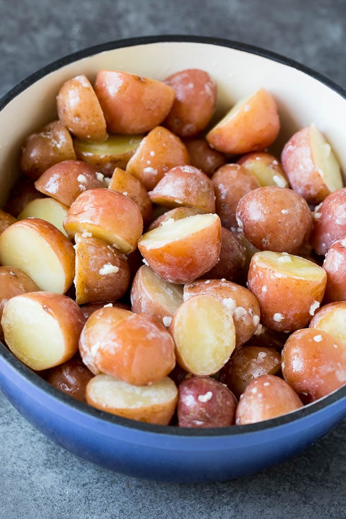 These mashed red potatoes are tender potatoes combined with garlic, butter and seasonings to make a simple yet totally satisfying side dish. Cooked potatoes coated in cream, butter and garlic.