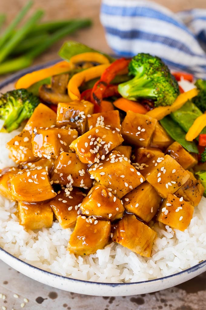 This teriyaki chicken bowl recipe is diced chicken, colorful vegetables and steamed rice served with a homemade teriyaki sauce. Teriyaki chicken bowl with vegetables served over rice.